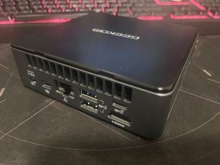 Mini PC Geekom Negro