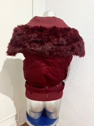 Chaleco burdeos con cinturón