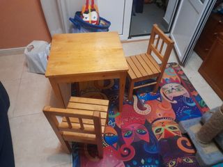 Mesa y 2 sillas de madera para niños