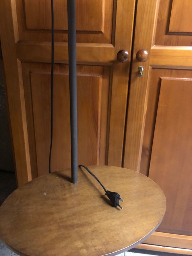 Lámpara de pie con mesita auxiliar