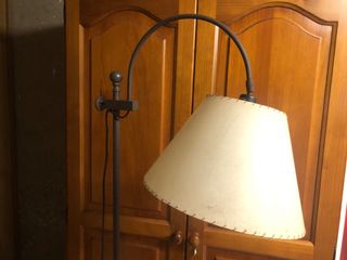 Lámpara de pie con mesita auxiliar