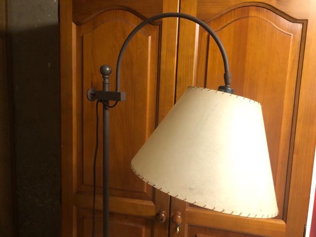 Lámpara de pie con mesita auxiliar