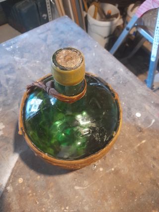 Coppia di vecchie damigiane verdi