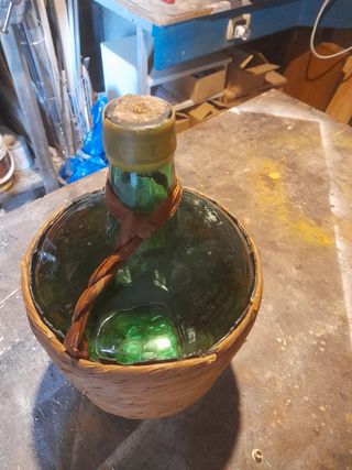 Coppia di vecchie damigiane verdi