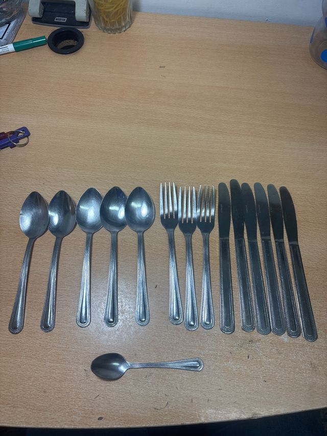 Juego de cubiertos de metal