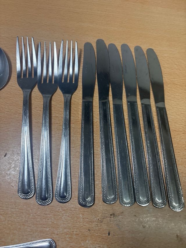 Juego de cubiertos de metal