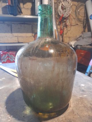 Vecchia damigiana in vetro verde