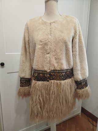 Abrigo pelo sintético marfil 