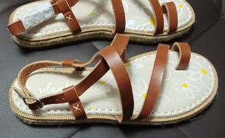 Sandalias marrones y blancas con flores