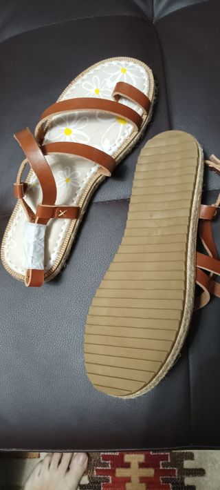 Sandalias marrones y blancas con flores