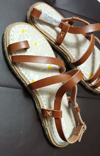 Sandalias marrones y blancas con flores