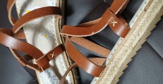 Sandalias marrones y blancas con flores