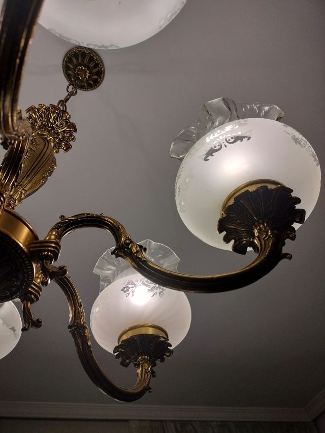 Lámpara de bronce con 6 brazos y tulipas