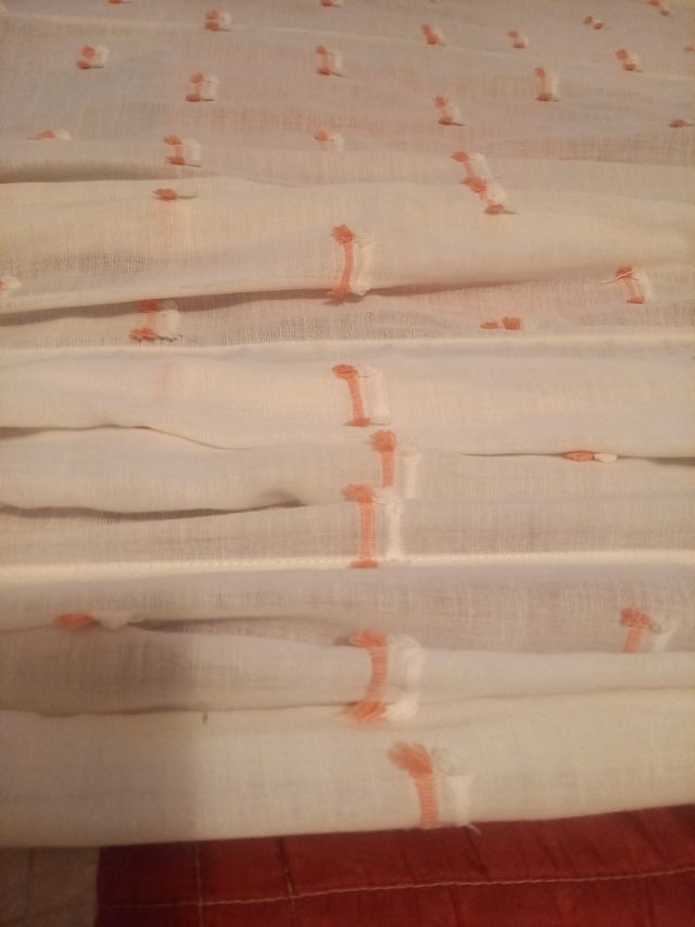 Estor/Cortina Blanca con Detalles Rosas