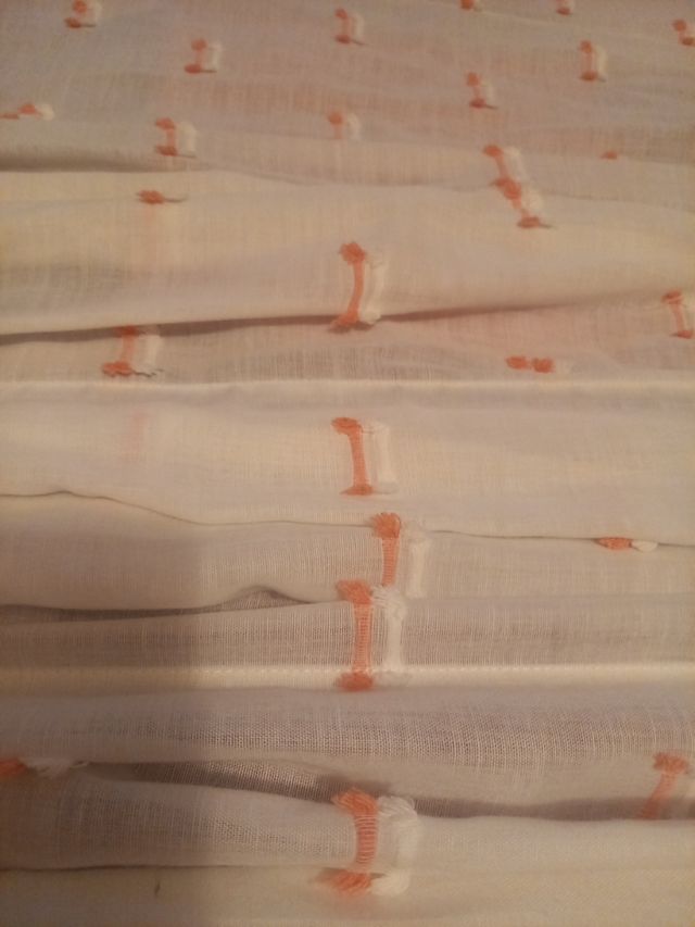 Estor/Cortina Blanca con Detalles Rosas