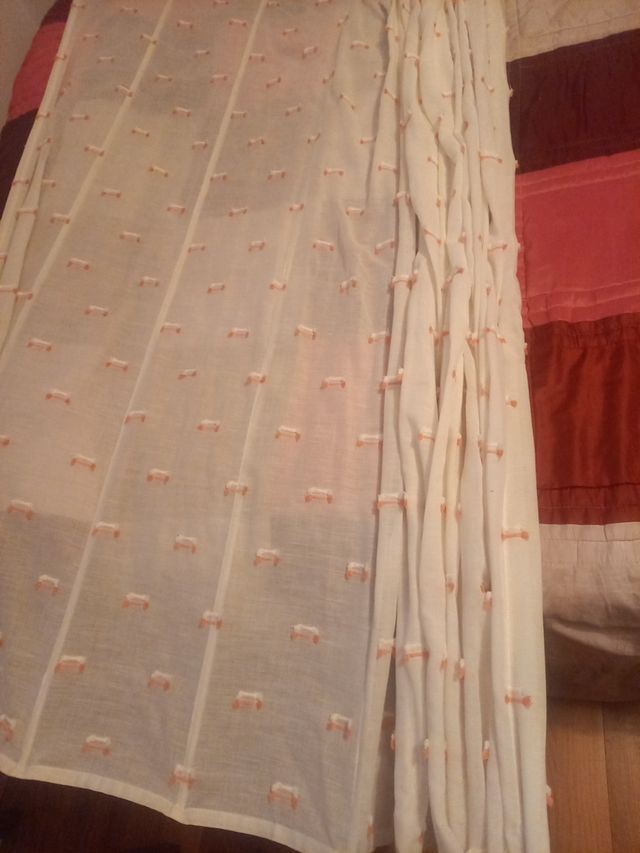 Estor/Cortina Blanca con Detalles Rosas