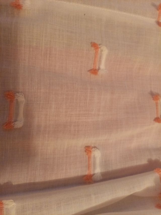 Estor/Cortina Blanca con Detalles Rosas