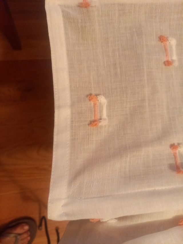 Estor/Cortina Blanca con Detalles Rosas