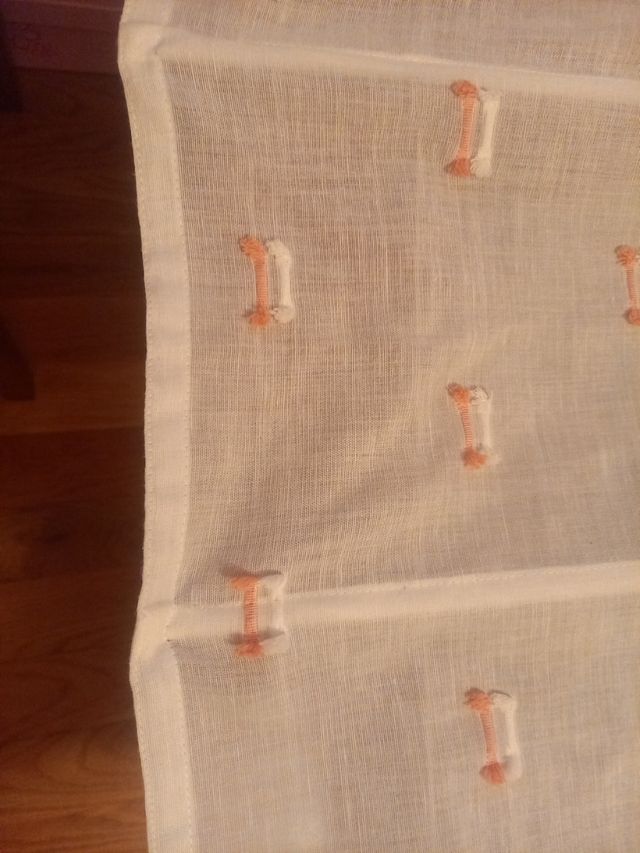 Estor/Cortina Blanca con Detalles Rosas