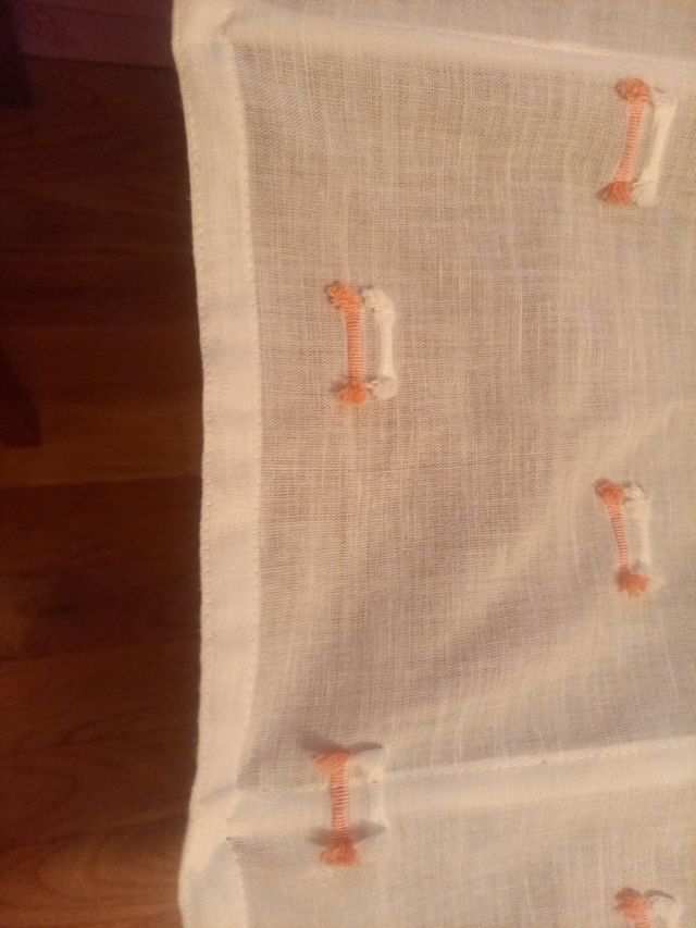 Estor/Cortina Blanca con Detalles Rosas