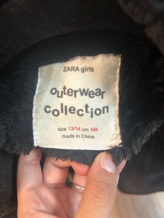 Chaquetón Zara pelo negro y verde