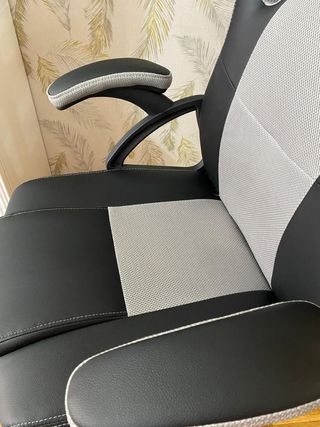 Silla de escritorio negra y gris