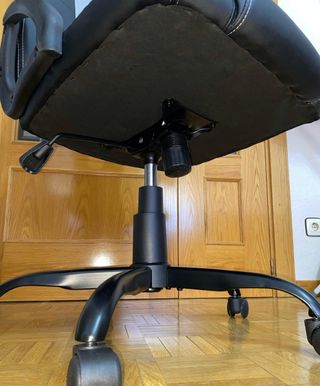 Silla de escritorio negra y gris