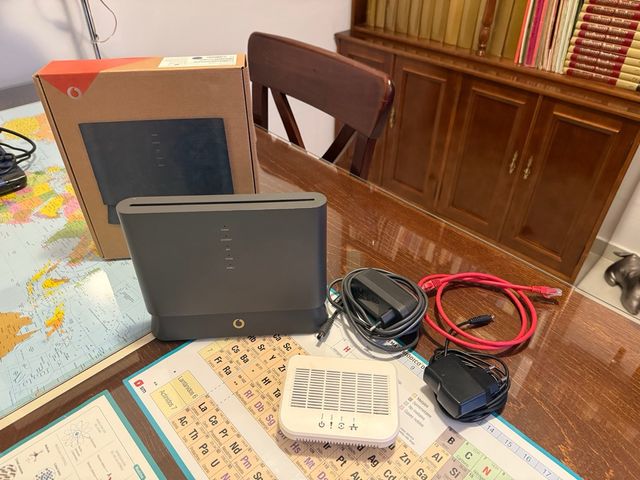Router Vodafone y conversor fibra óptica