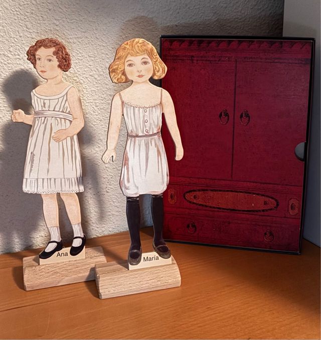 Set di bambole di carta ritagliate