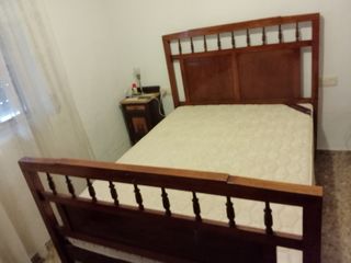 Cama de matrimonio antigua de madera