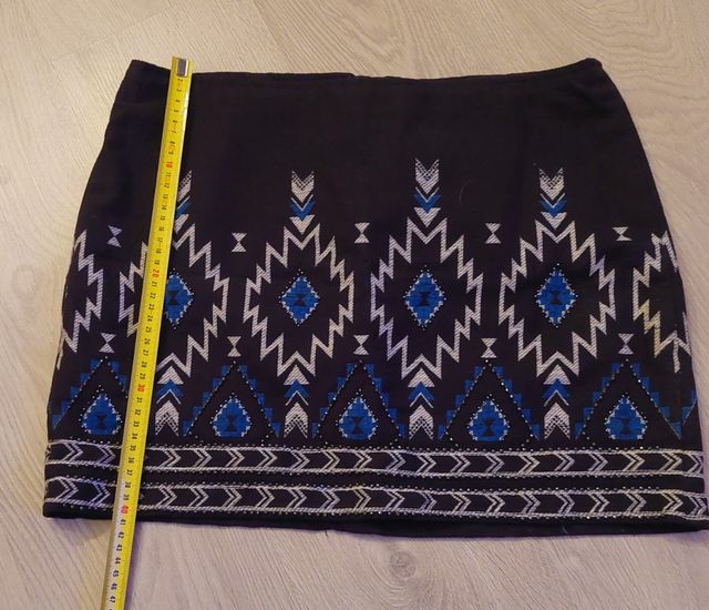 Falda corta con estampado étnico