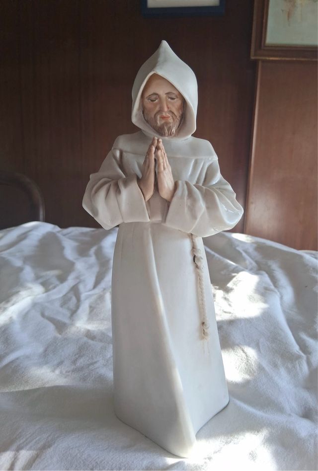 Escultura Fraile Algora Orando