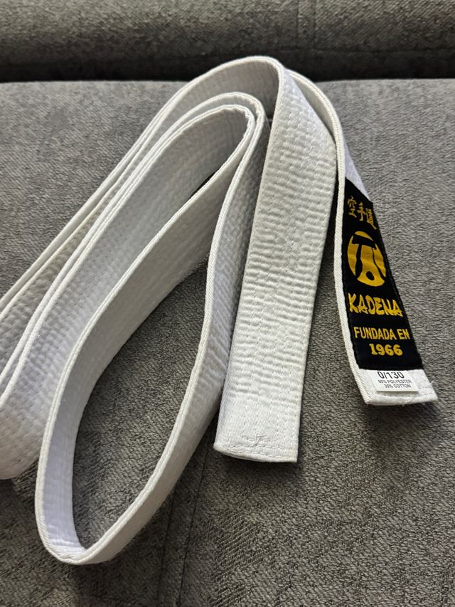 Cinturón blanco y amarillo para niño