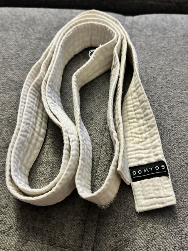 Cinturón blanco y amarillo para niño