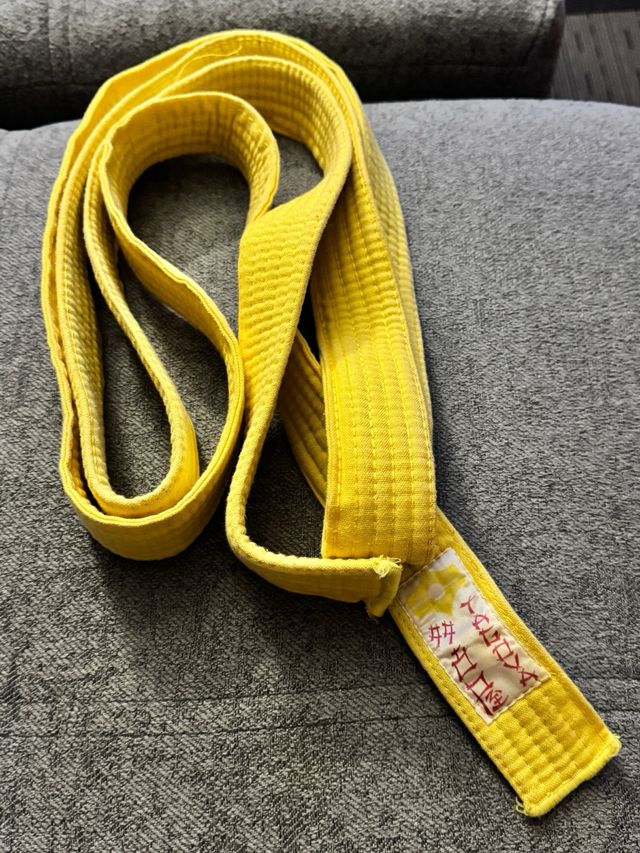 Cinturón blanco y amarillo para niño