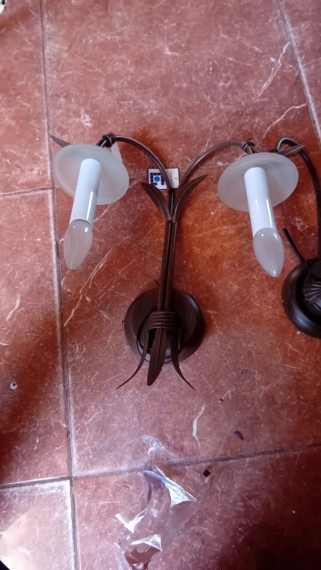 Lámparas de pared marrones y transparentes