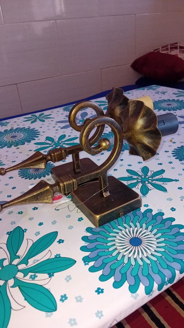 Lámparas de pared marrones y transparentes