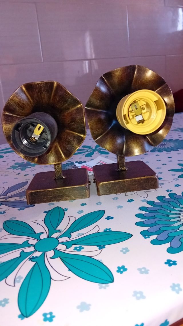 Lámparas de pared marrones y transparentes