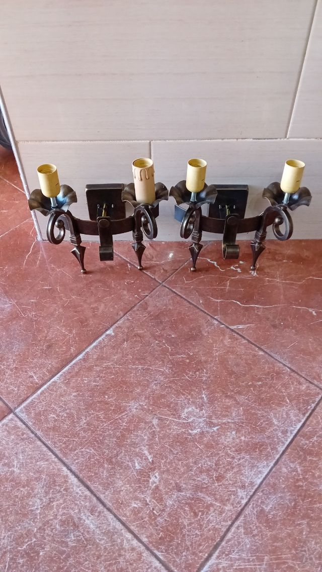 Lámparas de pared marrones y transparentes