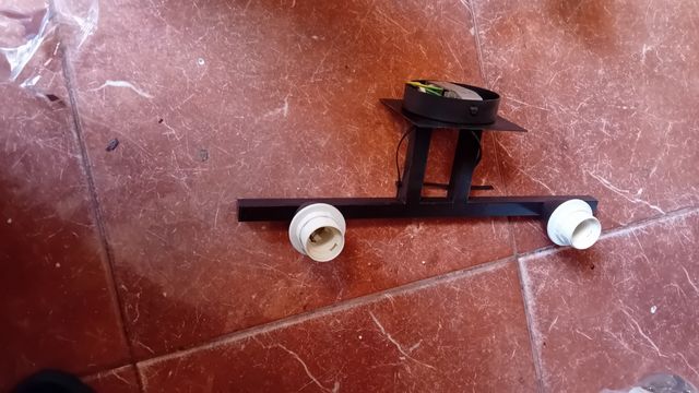 Lámparas de pared marrones y transparentes