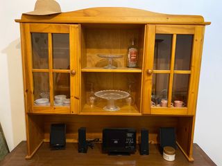 Mueble de salón de madera y cristal