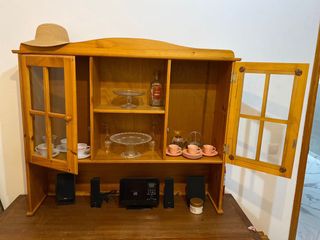 Mueble de salón de madera y cristal
