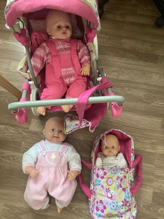 Carrito de bebé con muñecos