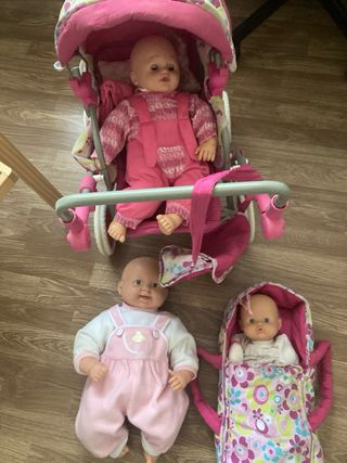 Carrito de bebé con muñecos