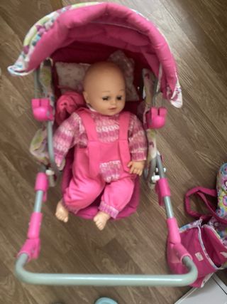 Carrito de bebé con muñecos