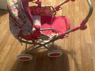 Carrito de bebé con muñecos