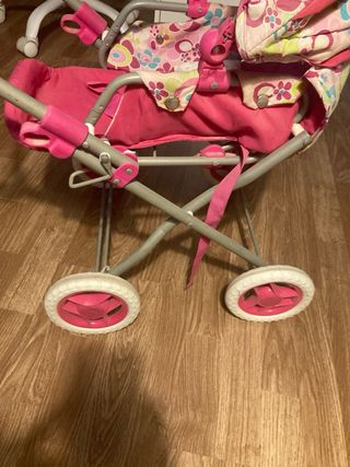 Carrito de bebé con muñecos