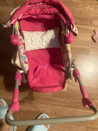 Carrito de bebé con muñecos
