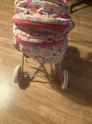 Carrito de bebé con muñecos
