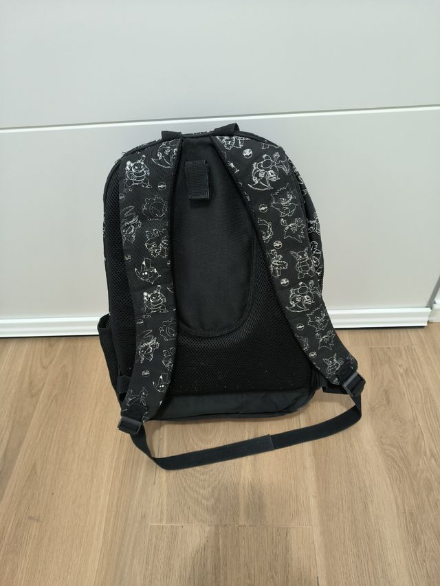 Mochila Pokémon negra 42x32x10